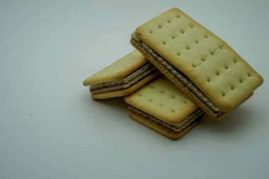 Hiskuit 'in, ortasında çikolata kaplı bir gofret bulunan ve masanın üzerinde duran noktalı bir delik dokusu var.. 