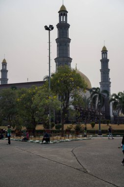 Depok, Batı Java. 1 Ekim 2023 - Öğleden sonra gökyüzüne bakan cami manzarası.