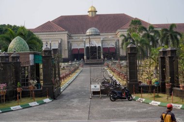 Depok, Batı Java. 1 Ekim 2023. Binanın kapısından uzak, bahçeli ve demir çitli güzel bir bina..