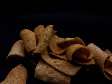 desenli patates cipsi. arkaplan siyah. 