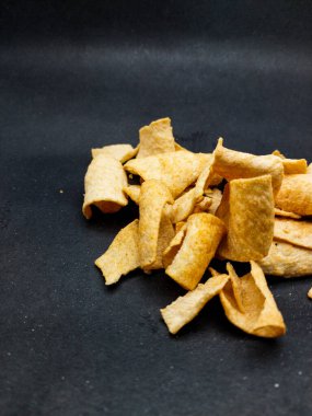 desenli patates cipsi. arkaplan siyah. 