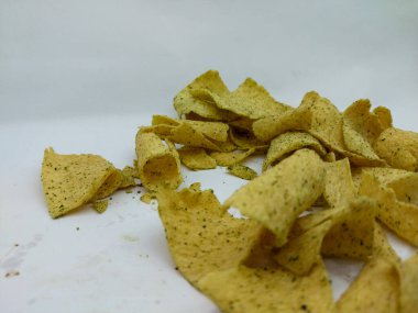 Beyaz arka planda, dokulu patates cipsi.