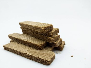 Gofretler kahverengidir ve parlak mavi bir arkaplanda düzenlenmiş dikdörtgen dokuya sahiptir..