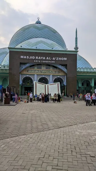 Güney Tangerang, Banten. 28 Eylül 2022 - Güney Tangerang 'daki camiye ibadet etmek için hevesle katılan insanlar.