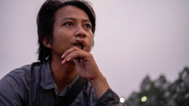 Şaşkınlıkla bakan bir adamın yakın çekimi.. 