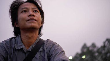 Şaşkınlıkla bakan bir adamın yakın çekimi.. 