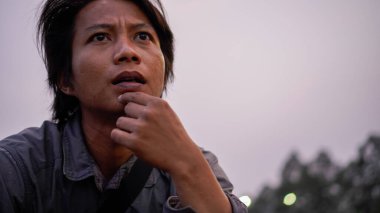 Şaşkınlıkla bakan bir adamın yakın çekimi.. 