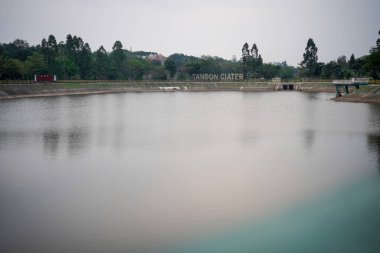 Endonezya 'da, gölün atmosferi öğleden sonra gökyüzü arka planda geniş bir açıyla uzaktan görülebiliyor.. 