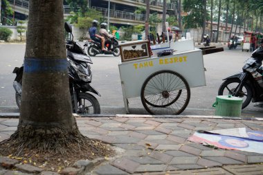 Tangerang, Banten. 14 Ekim 2023 - Tipik Endonezya atıştırmalıkları. Grobak Tahu Gejrot yolun kenarında takılıyordu. Endonezyaca
