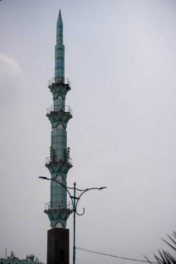 Güzel bir cami minaresi, aşağıdan gökyüzüne bakan bir bakış açısıyla görülüyor.