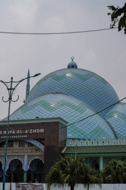 Endonezyalı. Cami 'nin güzel kubbesi ve minaresi, aşağıdan gökyüzüne bakan bir manzarayla görülüyor.. 
