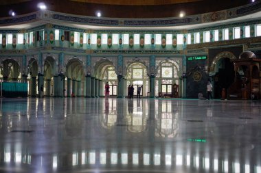 Tangerang, Banten. 14 Ekim 2023 - bana doğru yürüyen bir adam cami salonu Müslümanların ibadet ettiği bir yerdir.. 
