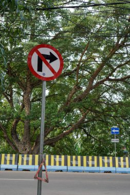 Sürücüler için trafik işaretleri, sağa dönüş yok. 