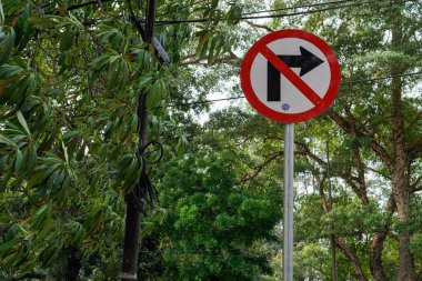 Sürücüler için trafik işaretleri, sağa dönüş yok. 