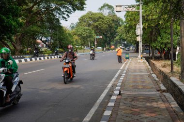 Tangerang, Banten. 14 Ekim 2023 - Şehir yolları genel olarak kısadır, otoyolun kenarları boyunca gölgeli ağaçlar vardır.. 
