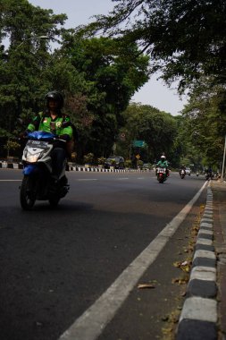 Tangerang, Banten. 14 Ekim 2023 - Şehir yolları genel olarak kısadır, otoyolun kenarları boyunca gölgeli ağaçlar vardır.. 