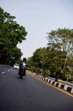 Tangerang, Banten. 14 Ekim 2023 - Şehir yolları genel olarak kısadır, otoyolun kenarları boyunca gölgeli ağaçlar vardır.. 