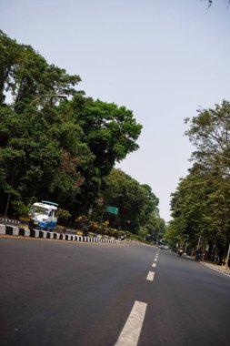 Tangerang, Banten. 14 Ekim 2023 - Şehir yolları genel olarak kısadır, otoyolun kenarları boyunca gölgeli ağaçlar vardır.. 