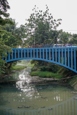 Üzerinde yaya köprüsü olan nehir, geniş açılı gökyüzü arkaplanı.. 