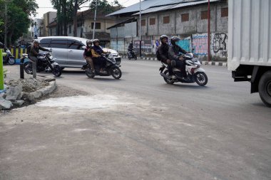 Tangerang, Banten. 14 Ekim 2023 - Şehir sokakları öğleden sonra yoğunlaşmaya başladı. 