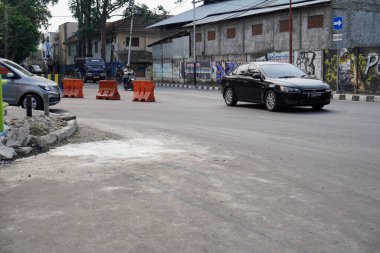 Tangerang, Banten. 14 Ekim 2023 - Şehir sokakları öğleden sonra yoğunlaşmaya başladı. 