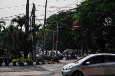 Tangerang, Banten. 14 Ekim 2023 - kırmızı ışık yandığında, diğer taraftaki araç kırmızı ışık yandığı için durur.. 