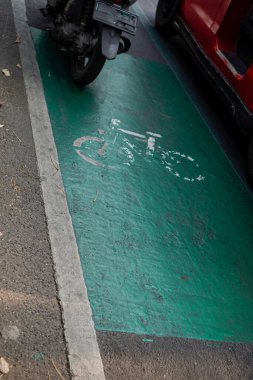 Bisikletçiler için belirlenmiş bisiklet yolları, yol tabanında trafik işaretleri. 