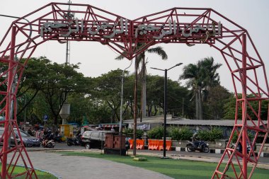 Tangerang, Banten. 14 Ekim 2023 - Arap. Arap yazısıyla, kalp şeklinde demir süslemeli kamusal alan. 