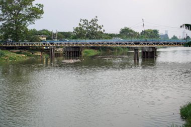 Tangerang, Banten. 14 Ekim 2023. Araçlar için yaya köprüsü, geniş bir açıdan görülüyor. Öğleden sonra ağaçların ve gökyüzünün arkaplanı. 