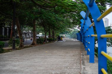 Tangerang, Banten. 14 Ekim 2023 - Gölün kıvrımlı çiti, yakın çekim perspektifinden aşağıdan görüldü.. 