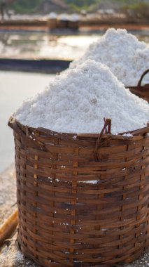 Çiftçilerin yeni hasat ettiği tuz dokuma bambu sepetlerine konur.. 