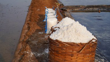 Çiftçilerin yeni hasat ettiği tuz dokuma bambu sepetlerine konur.. 
