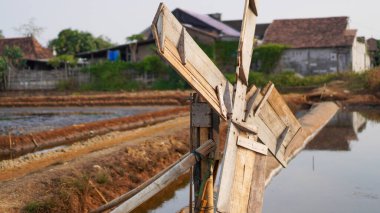 Keresteler su toplamak için bir vantilatöre toplanır. Tuz çiftçilerinin su çıkarmasını kolaylaştırır.. 
