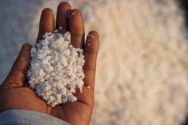 Çiftçiden gelen tuz, yukarıdan yakından görülüyor.. 