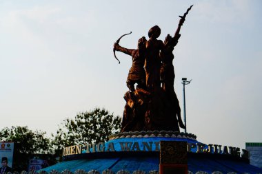 Ngabul, Jepara, Merkez Java. 30 Ekim 2023, Endonezya. Jepara 'nın üç kadın kahramanının heykeli, aşağıdan gökyüzüne doğru bakan bir manzarayla görüldü.. 