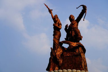 Ngabul, Jepara, Merkez Java. 30 Ekim 2023, Endonezya. Jepara 'nın üç kadın kahramanının heykeli, aşağıdan gökyüzüne doğru bakan bir manzarayla görüldü.. 