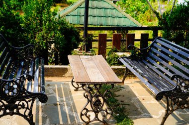 Açık alandaki kafe bankları bitkilerin arka planına göre çok güzel görünüyor.. 