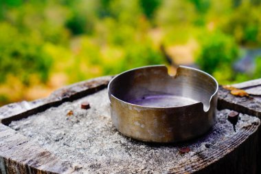 Bir binanın betonunda sigara küllüğünün yakın plan görüntüsü.. 