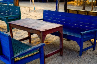 Önünde bir masa olan koltuğun yakın görüntüsü. 