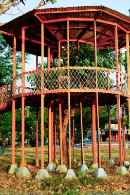 Gökyüzüne bakan bir perspektiften çocuklar için oyun parkının alt görünümü. 