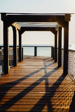 Ahşap zemin köprüsünden ve öğleden sonra güneş ışığının gölgesinden çok güzel görünüyor.. 