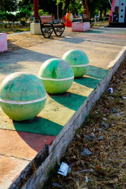 Turist parkında oturmak için beton topların yakın plan görüntüsü. 