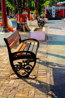 Park bankları paralel açıdan güzel görünüyor. 
