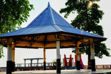 Parktaki pavyon binasının yakın görüntüsü 