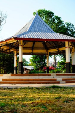 Parktaki pavyon binasının yakın görüntüsü 