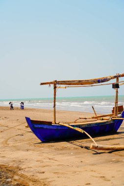 Beyaz kuma parketmiş bir balıkçı teknesinin yakın görüntüsü. 