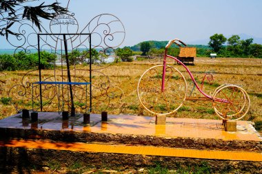 Endonezya dili, kelebek süslemeleri ve demir diskli bisikletlere yakından bakmak.. 