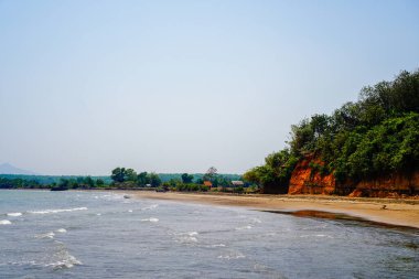 Güzel bir kıyı şeridinin üst manzarası 