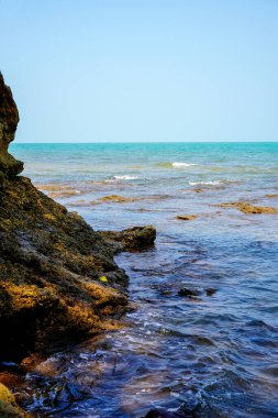 Kıyıdaki kayalara yakın görünüyor. 