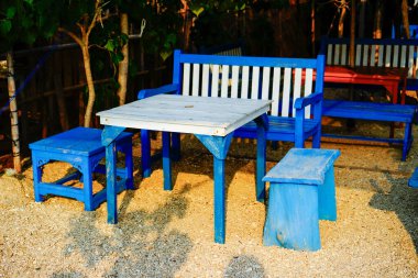 Kumsaldaki kafe banklarının yakın görüntüsü.. 